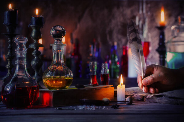 Волшебное зелье, древние книги и свечи
