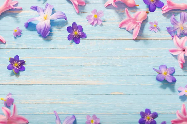 Flores de primavera sobre fondo de madera azul viejo —  Fotos de Stock