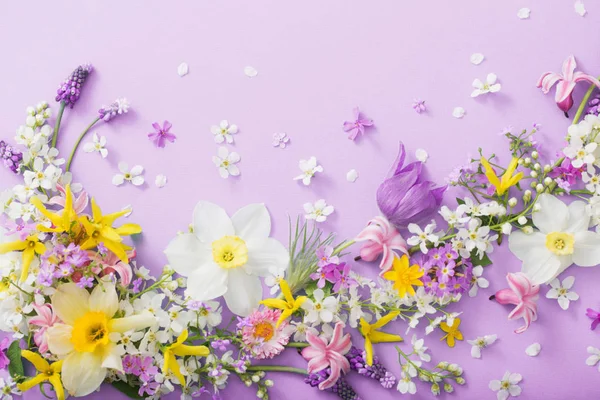 Vårblommor på papper bakgrund — Stockfoto