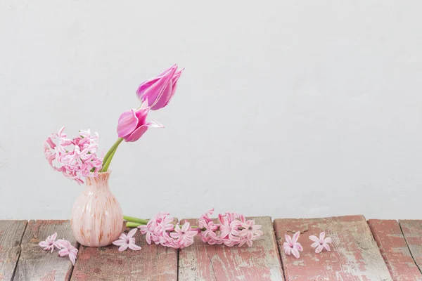 Różowe kwiaty wiosna na starym drewnianym stole — Zdjęcie stockowe