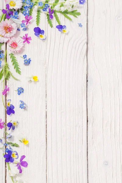 Hermosas flores sobre fondo de madera —  Fotos de Stock