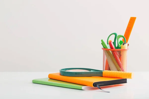 Material escolar sobre fondo blanco — Foto de Stock