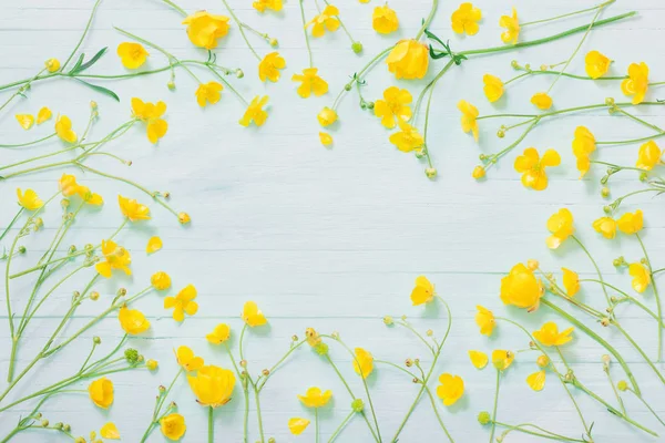 Sommarblommor på grön trä bakgrund — Stockfoto