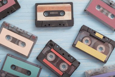 Ahşap arka planda eski Plastik kaset. Retro müzik konsepti