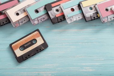 Ahşap arka planda eski Plastik kaset. Retro müzik konsepti
