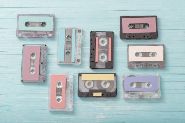 Ahşap arka planda eski Plastik kaset. Retro müzik konsepti