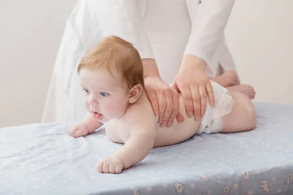 Enfermeira faz massagem ao bebê — Fotografia de Stock