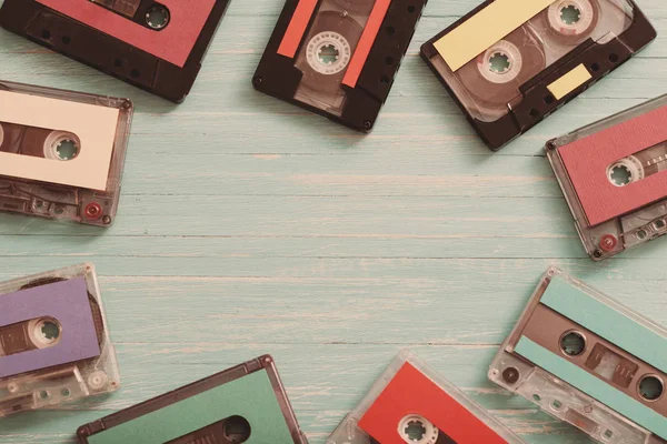 Ahşap arka planda eski Plastik kaset. Retro müzik konsepti — Stok fotoğraf