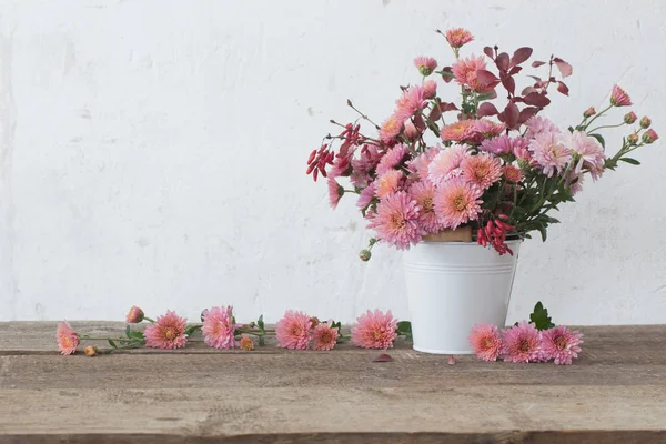 木桌上的粉红色菊花 — 图库照片