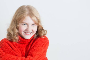 beyaz arka plan üzerinde gülümseme kız