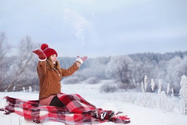 karda ekose üzerinde genç kız