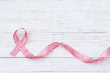 Göğüs kanseriyle mücadelenin sembolü olarak pembe kurdele