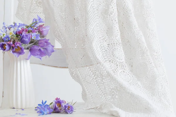 花束春天紫罗兰色的花在白色背景 — 图库照片