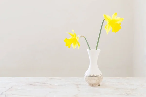 Yellow daffodils in vase — Stock Photo, Image