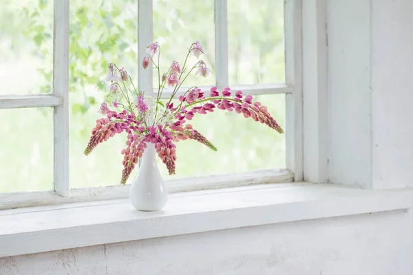 Flores de verano de color rosa en jarrón en blanco viejo alféizar de ventana — Foto de Stock