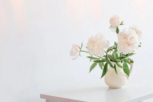 Pioenrozen bloemen in vaas op witte achtergrond — Stockfoto