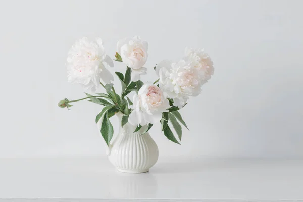 Pfingstrosen Blumen in der Vase auf weißem Hintergrund — Stockfoto