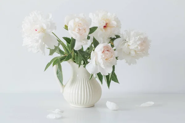 Pivoines fleurs en vase sur fond blanc — Photo