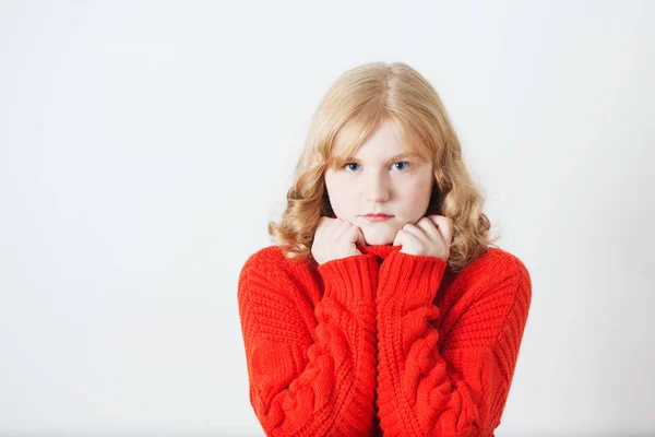 Teenager-Mädchen in rotem Pullover auf weißem Hintergrund — Stockfoto