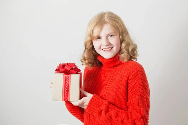 Teenager-Mädchen mit Geschenk in Schachtel auf weißem Hintergrund — Stockfoto