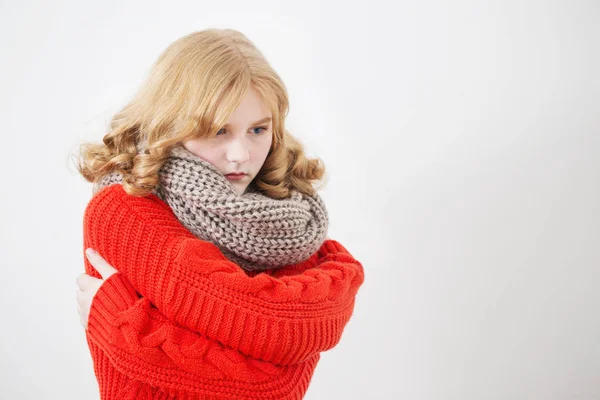 Teenager-Mädchen in rotem Pullover auf weißem Hintergrund — Stockfoto