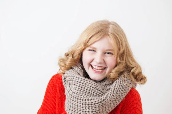 Adolescente chica en rojo suéter en blanco fondo — Foto de Stock