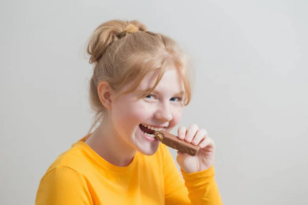 Tiener meisje met chocolade bar — Stockfoto