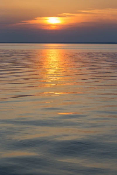 Belo pôr do sol de verão no lago — Fotografia de Stock