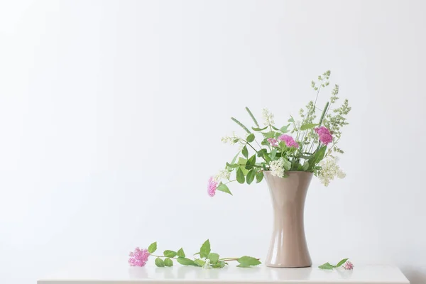Летние цветы в вазе на столе — стоковое фото