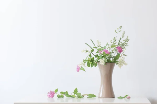 Fiori estivi in vaso sul tavolo — Foto Stock