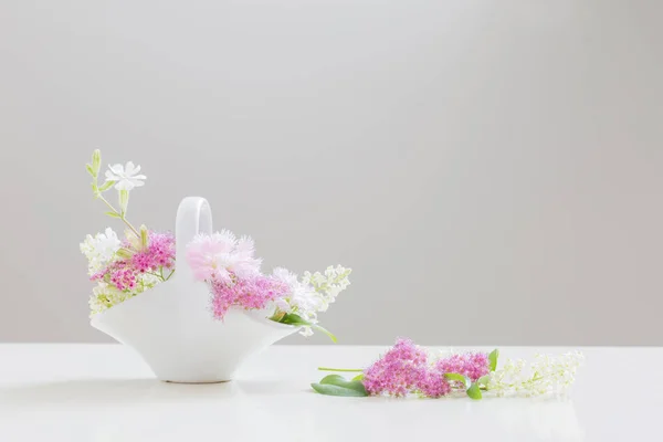 Tasse Tee Und Blumen Auf Dem Heimischen Tisch — Stockfoto