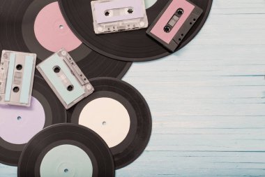 Müzik kasetleri koleksiyonu, mavi ahşap arka plan üzerine kayıtlar. Re