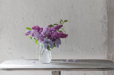 Cam sürahide bir demet leylak.