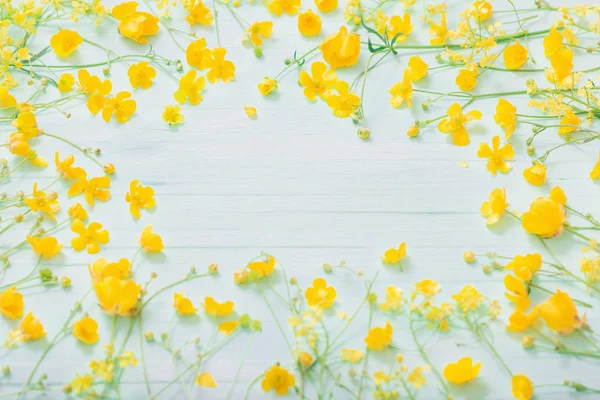 Flores de verano sobre fondo de madera verde —  Fotos de Stock