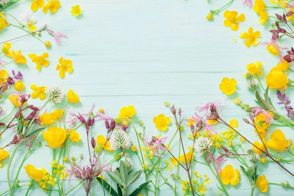 Fleurs d'été sur fond de bois vert — Photo