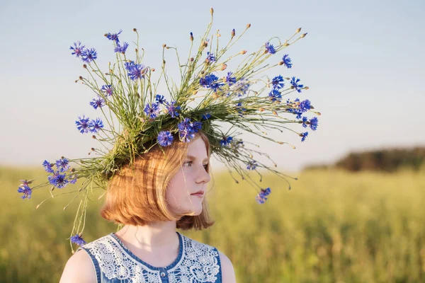 Beautiful teenager girl in summer field with cornflowe — Stock Photo, Image