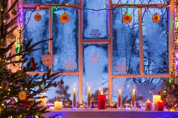 Kerstversiering op oud houten raam — Stockfoto