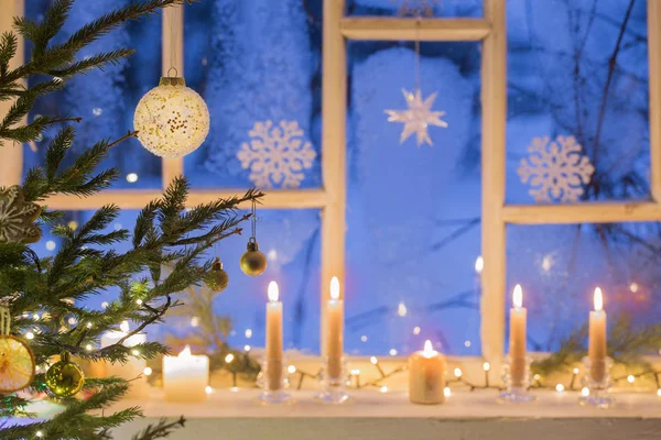 Dekoracje świąteczne na starym drewnianym oknie — Zdjęcie stockowe