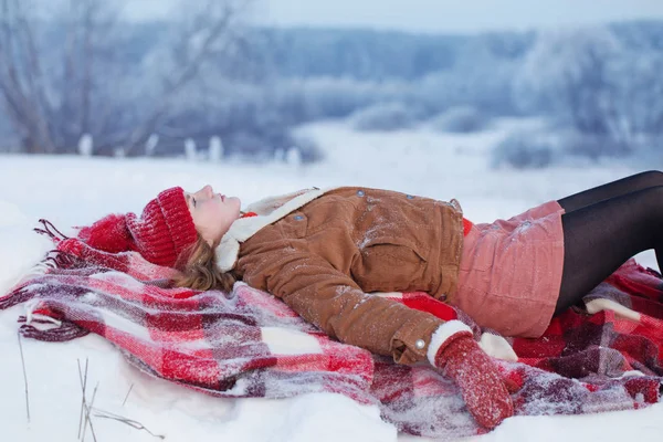 Teenie-Mädchen auf Plaid im Schnee — Stockfoto