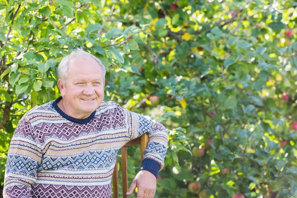 Retrato de homem idoso no jardim — Fotografia de Stock