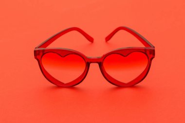 Kırmızı arkaplanda kırmızı güneş gözlüğü