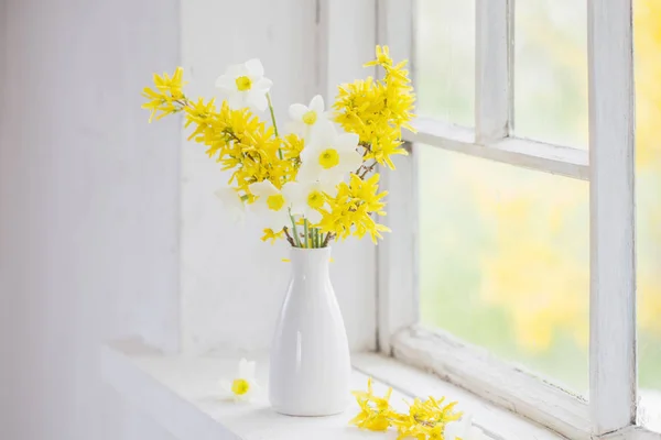 Flores amarillas de primavera en el alféizar de ventana — Foto de Stock