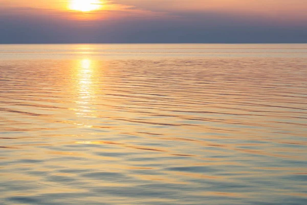 Belo pôr do sol de verão no lago — Fotografia de Stock