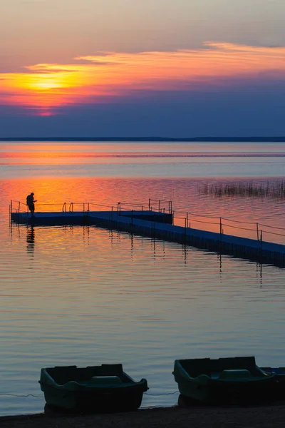 Men on pontoon pier at sunset — Stock Photo, Image