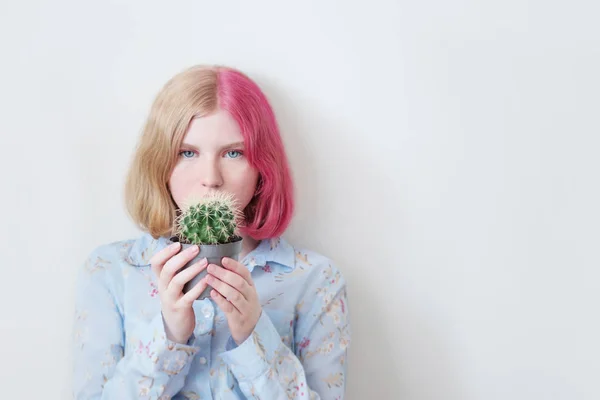 花のポットでサボテンを保持する悲しい十代の女の子 — ストック写真