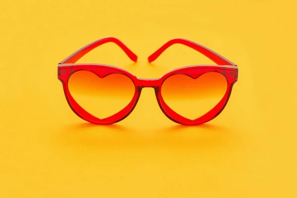 Gafas de sol rojas sobre fondo amarillo —  Fotos de Stock
