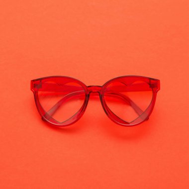 Kırmızı arkaplanda kırmızı güneş gözlüğü