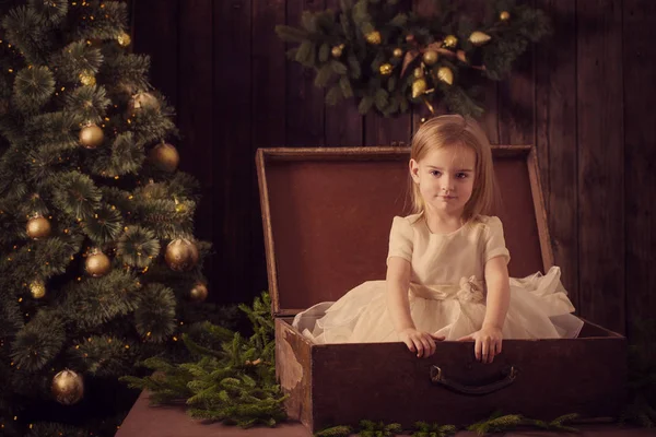 Bambina in abito con albero di Natale in stile retrò — Foto Stock