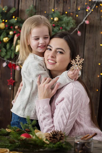Madre e hija hacen corona de Navidad — Foto de Stock