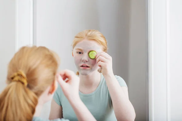 Tiener meisje legt op gezichtsmasker — Stockfoto
